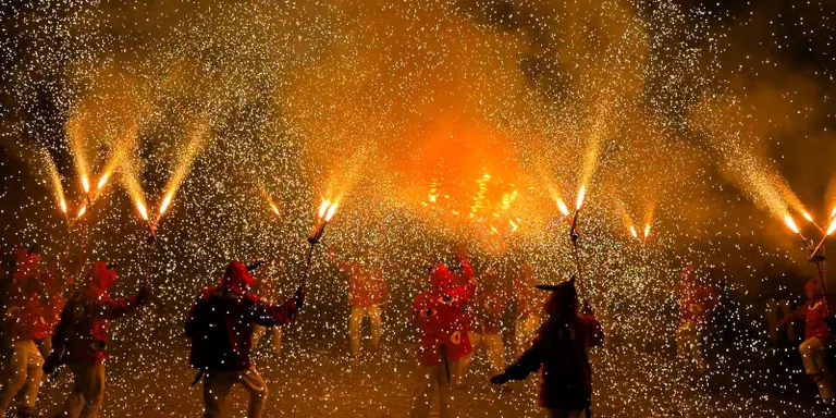 Els diables versionen "Sorra" i transformen Baix a Mar en Tor