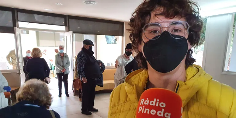 Crida a la vacunació mentre els casos de COVID incrementen cada dia