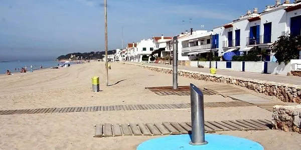 El servei de lavabos i de dutxes a la platja d’Altafulla es manté fins el 14 d’octubre