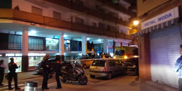 Un presumpte lladre s'atrinxera a un pis de la Zona del Mercat