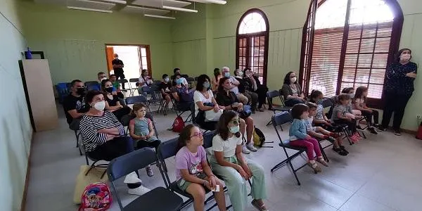 Una vintena de persones gaudeixen de l'estrena a casa del curtmetratge 'Me, a Monster?'