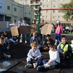 Los niños de la cuesta del merendero se disfrazan de heridos para pedir el arreglo de su parque - episode art