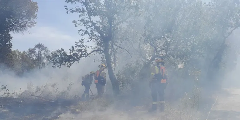 Els Bombers treballen en un incendi de vegetació agrícola a Caldes de Malavella, a la zona d'Aigües Bones