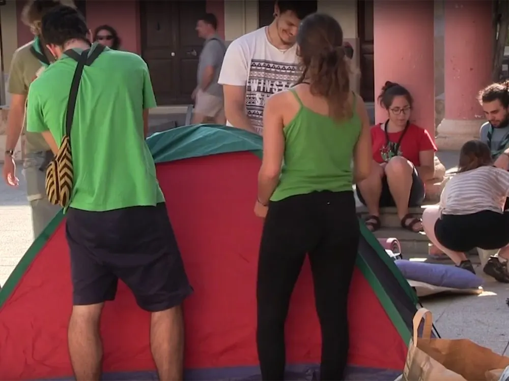 VÍDEO Rubí Acull acampa per donar suport a les persones refugiades