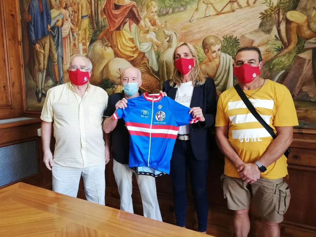 Dolors Farré rep la secció ciclista del CB Valls