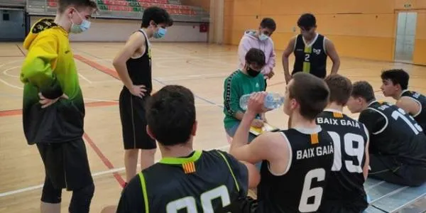 El Junior ‘B’ masculí del BBG debuta amb victòria a la segona fase davant el CB Valls (63-44)