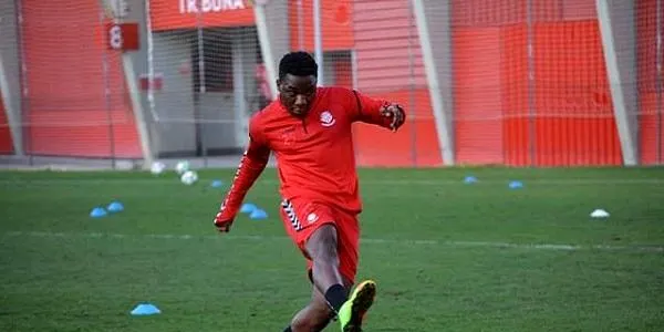 El davanter grana Dongou ja s’entrena amb la resta de companys