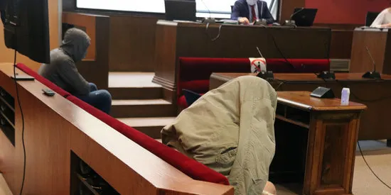 Acaba el judici als joves acusats de la violació grupal a Pineda i la fiscalia rebaixa la petició de penes