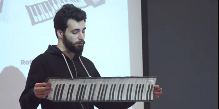 Un arenyenc crea un piano portà til de roba