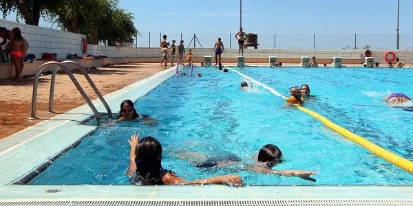 La piscina d’Altafulla permet l’entrada lliure fins diumenge per fer front a l’onada de calor
