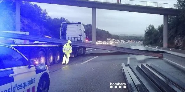 ACTUALITZACIÓ: Tallada l’AP7 a Tarragona en sentit nord i només un carril de circulació en sentit sud, per un accident