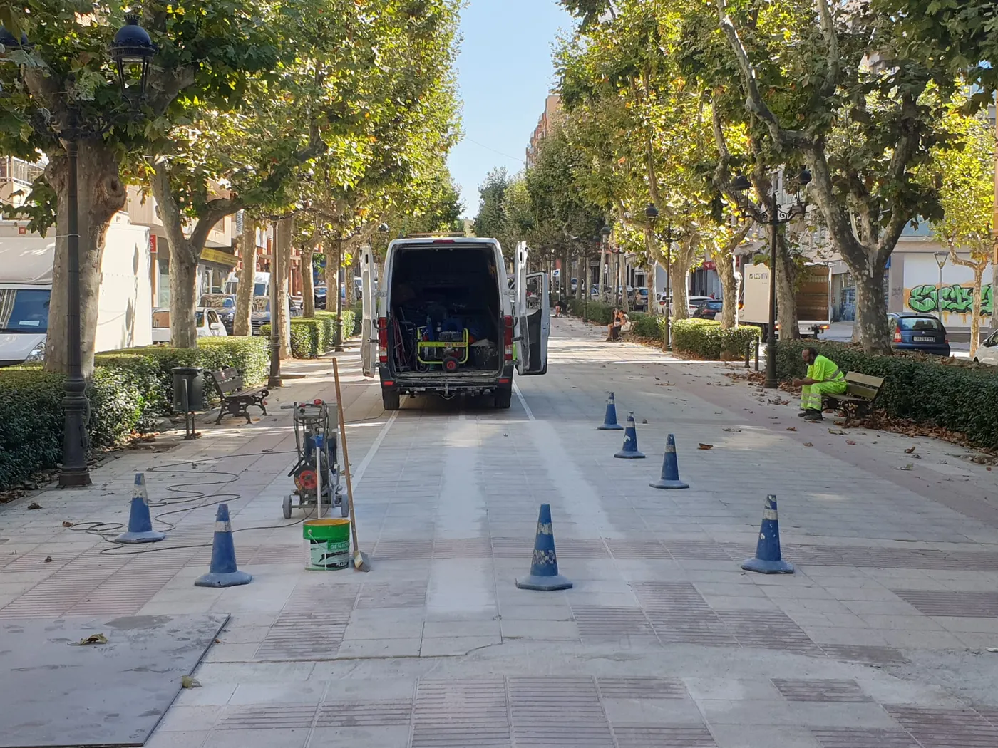Inicien les tasques per esborrar el carril bici al Passeig de l’Estació
