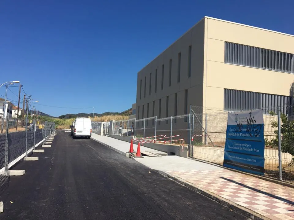 Enllestides les obres de reurbanització a l'entorn del nou institut Pineda