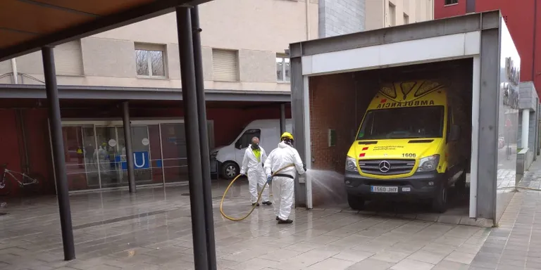 Desinfecció d'espais urbans de la Seu d'Urgell per evitar la propagació del coronavirus