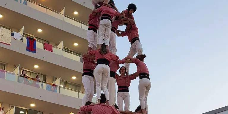 La Colla Vella porta castells de 7 a l'Hotel Calypso