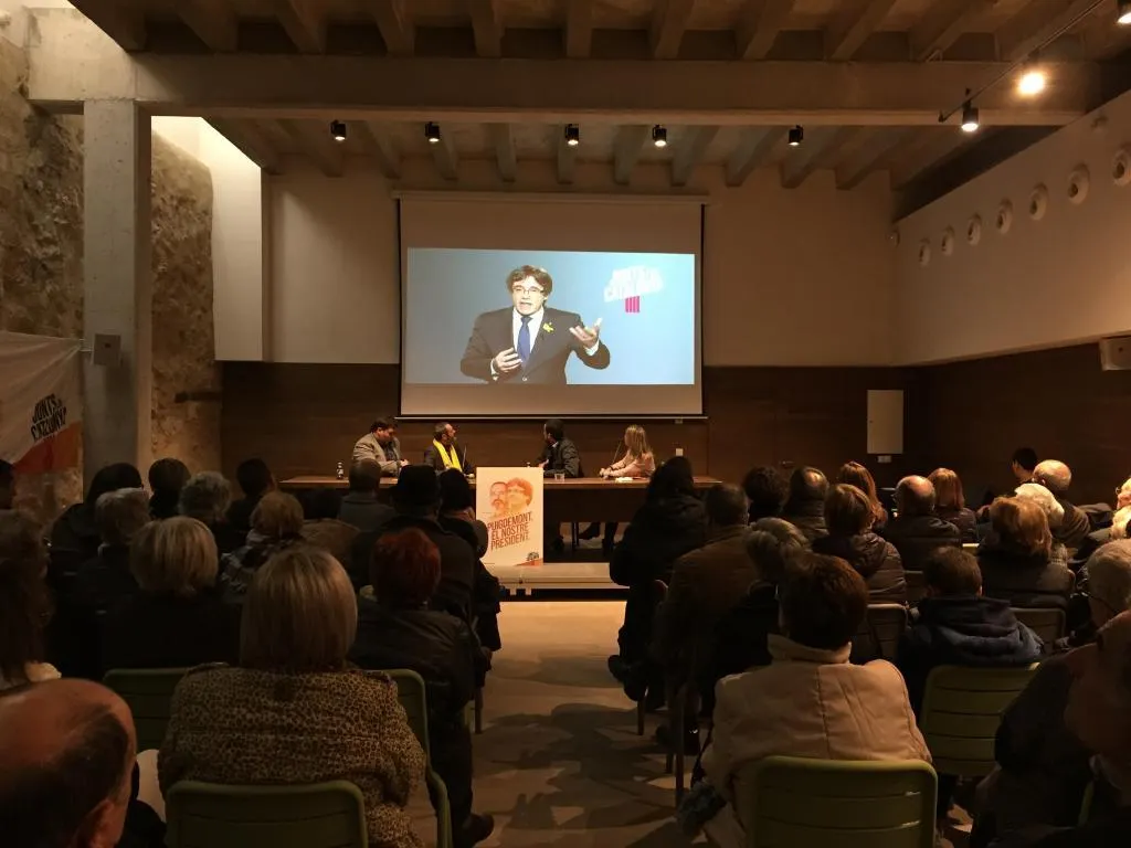 Fins a les 9:45 h, aproximadament, els membres del CEB Sant Jordi no han pogut entrar al recinte de