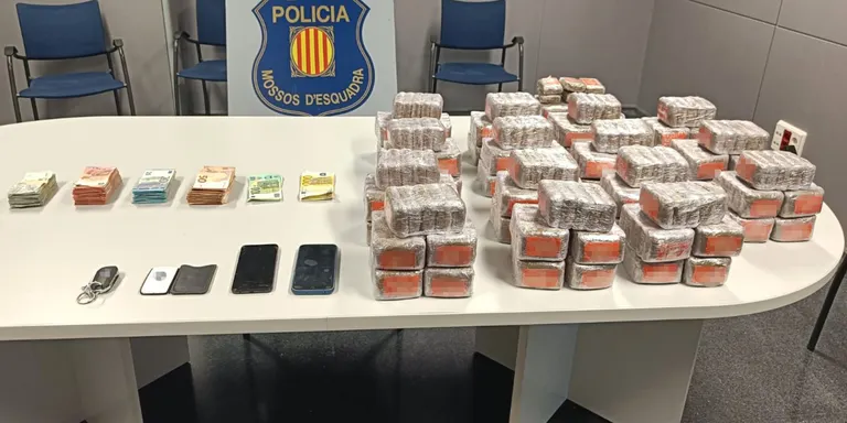 Els Mossos detenen quatre homes a Cambrils que transportaven 43 quilos d’haixix