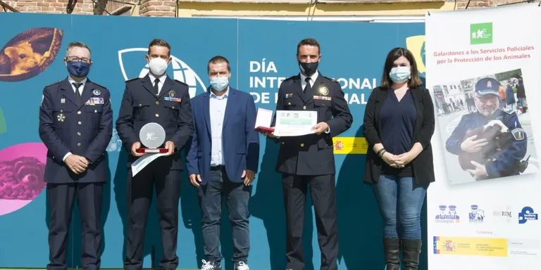 La Policia Local de Cambrils rep un guardó als serveis policials per la protecció animal