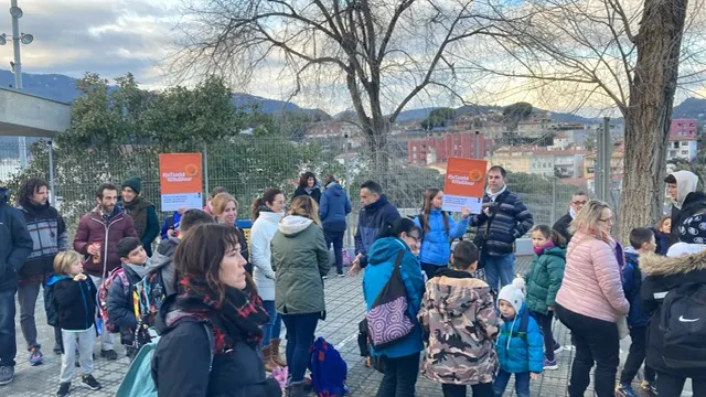 Pares i mares d’alumnes de l’escola Montbui demanen recursos per integrar els infants amb necessitats educatives especials