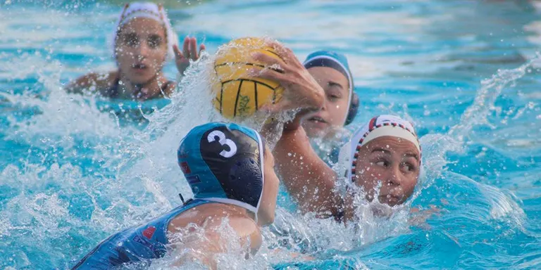 El Club Natació Mataró s’imposa al Ferencvàros (13-9).