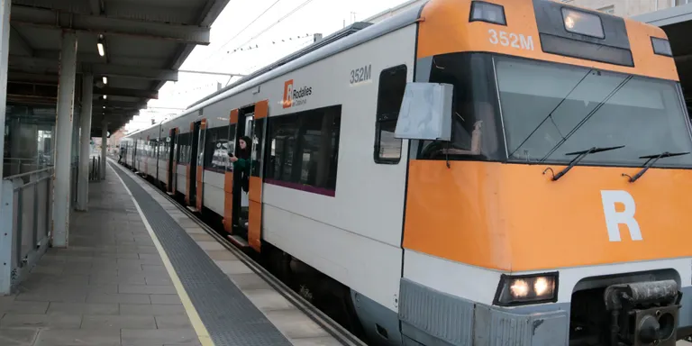 Renfe reforça la R16 amb un tren especial després de l’eclipsi solar de dimecres