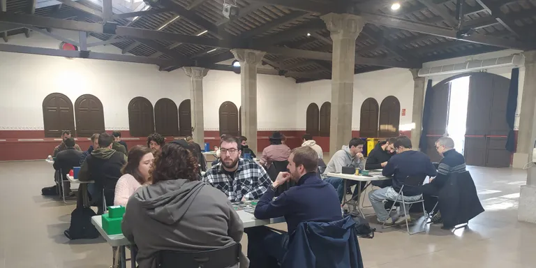 Més de vint persones assisteixen al tercer torneig de Magic d’Arenys de Mar, organitzat per 'Dodecaedre'