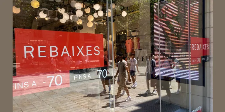 Les rebaixes animen les vendes de roba i sabates a Cambrils
