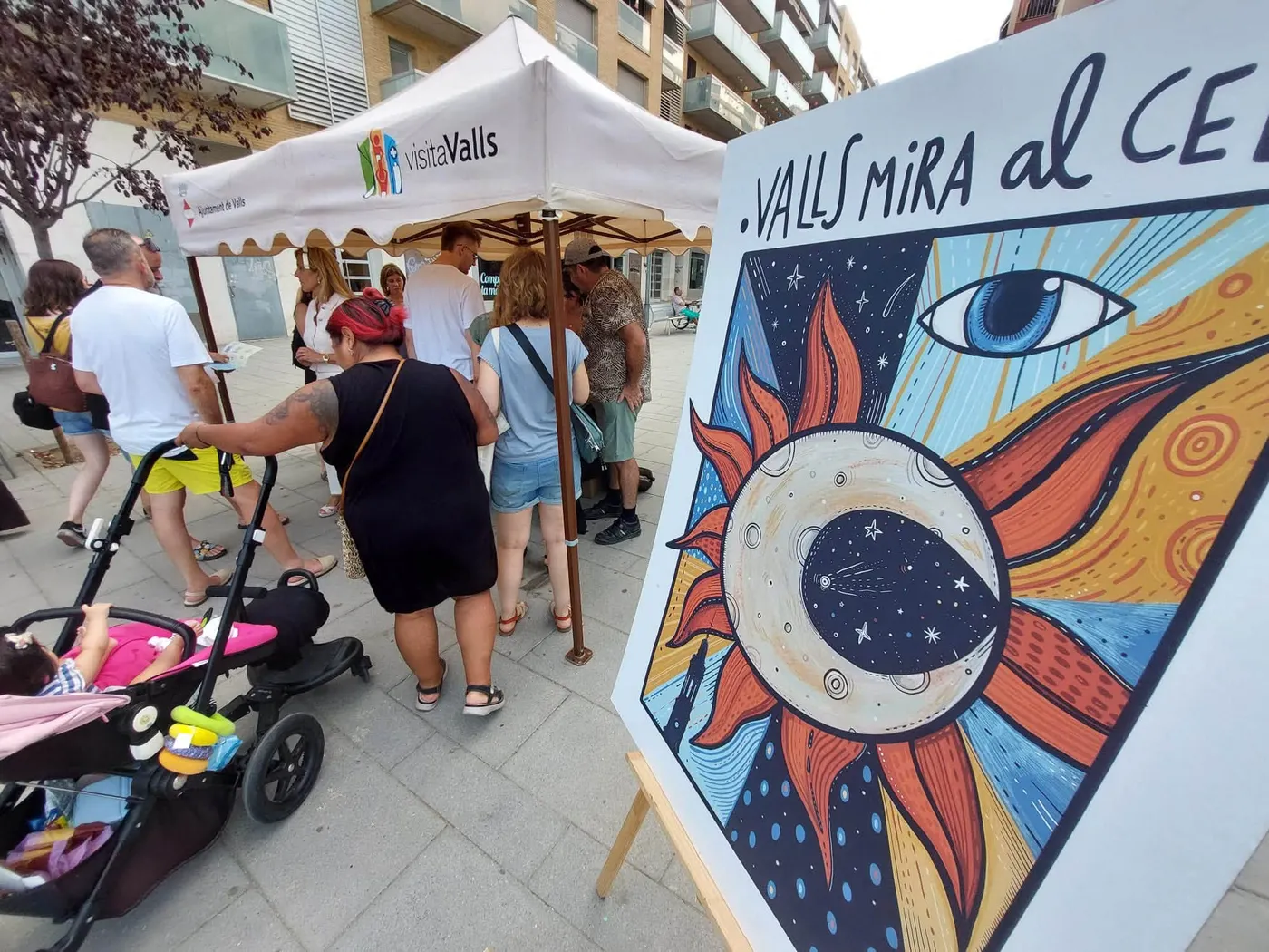 La campanya #VallsMiraAlCel arriba al barri del Vilar