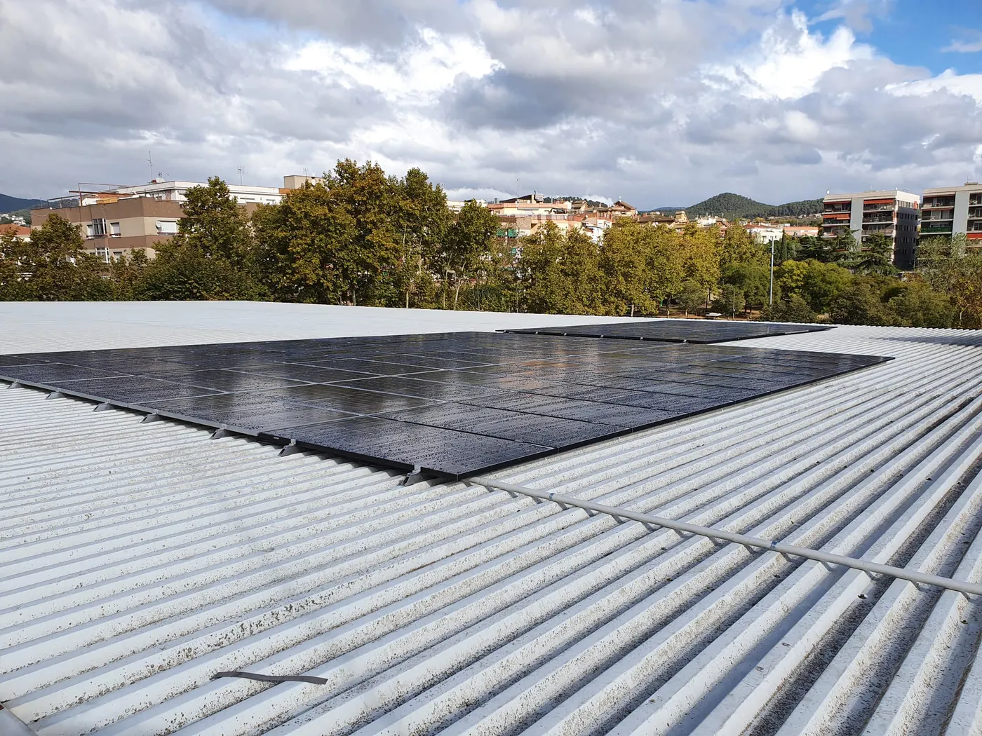 L'Ajuntament comença a instal·lar quatre estructures de plaques fotovoltàiques per donar cobertura a la Comunitat Energètica Local