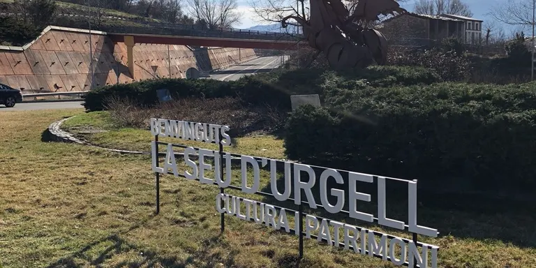 Instal·lació de senyals temàtics a les rotondes d'accés a la Seu d'Urgell