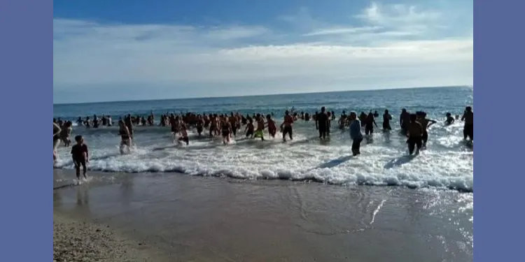 El primer bany de l'any a Altafulla reuneix més de 200 persones per remullar-se a la platja