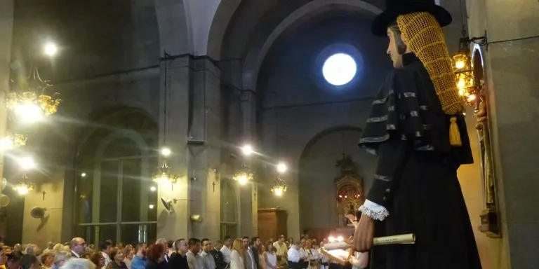 L’Església de Sant Pere s’omple per assistir a la Missa solemne