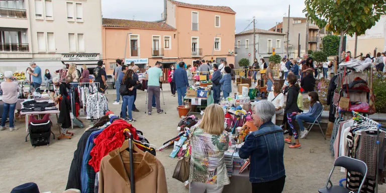 El mercat de segona mà, amb una quarantena de taules