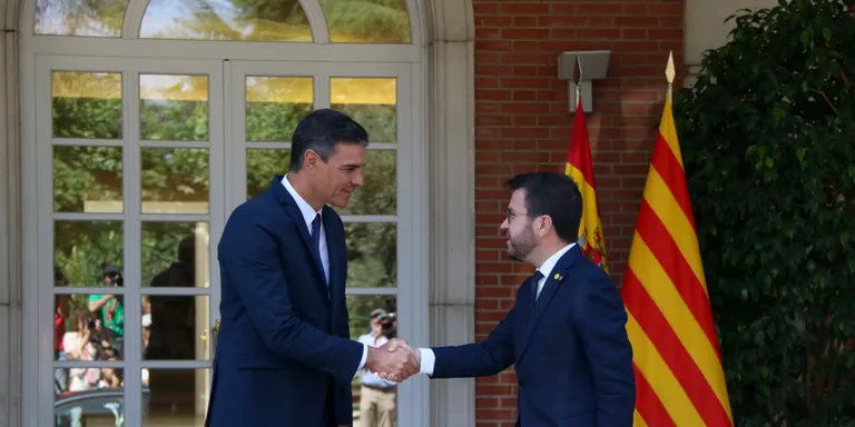 Aragonès suggereix a Sánchez abordar l'oficialitat del català a Europa i l'impuls del H2Med a la cimera amb Macron