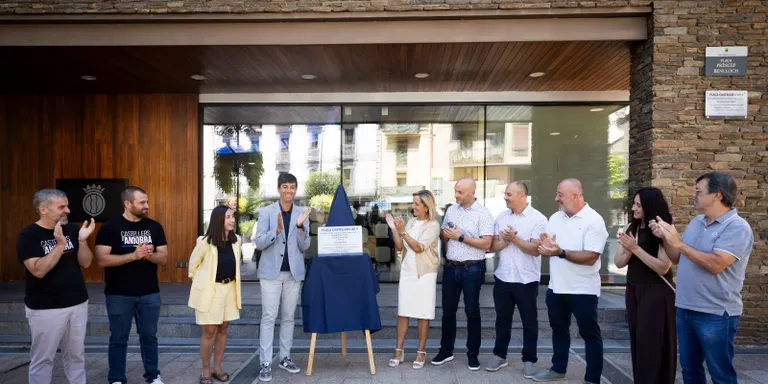 Una placa recorda a Andorra la Vella la històrica actuació de la Colla Vella