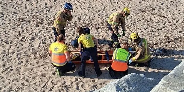 Rescaten de l’aigua una dona atrapada a l’espigó del Port Esportiu de Roda de Berà