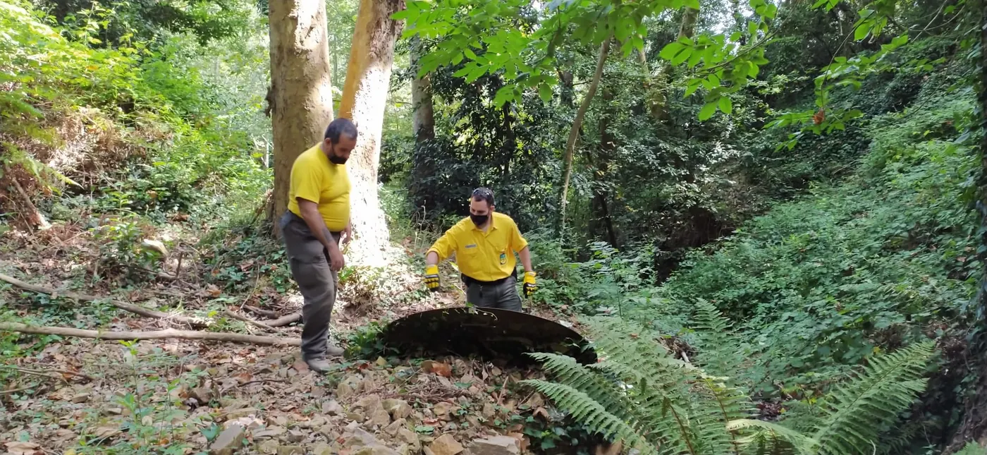 Els Agents de Defensa Forestal de l'Alt Maresme revisen que la bassa del Coll dels Altars rebi aigua correctament