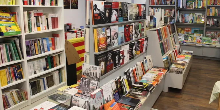 Les llibreries i floristeries de Pineda celebren el Sant Jordi d'estiu