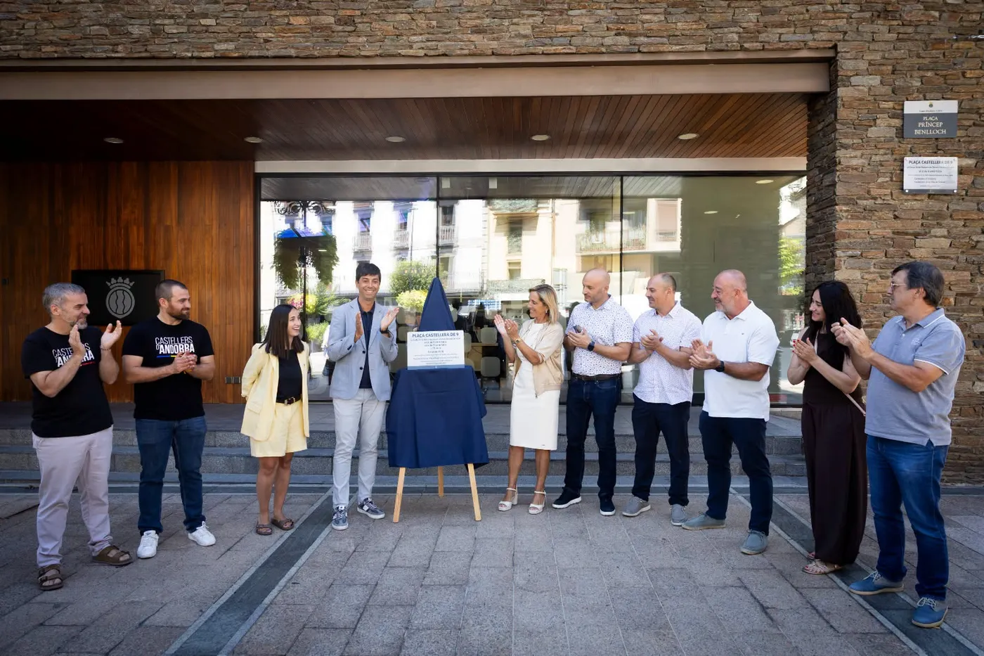 Una placa recorda a Andorra la Vella la històrica actuació de la Colla Vella