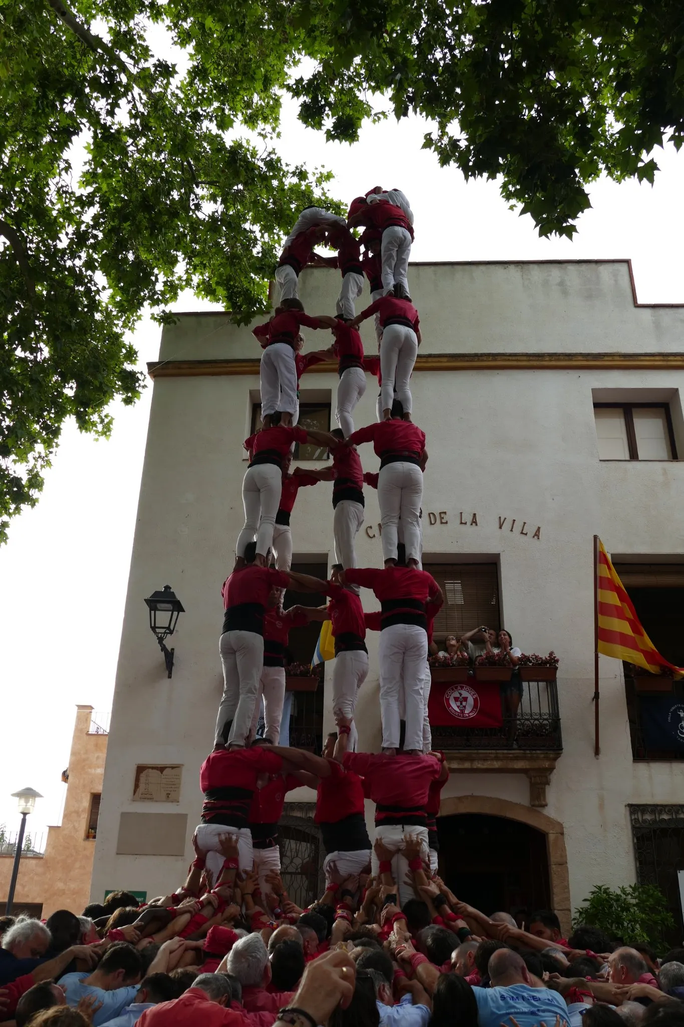 La Colla Joves planta el 5de8 a la Riera de Gaià