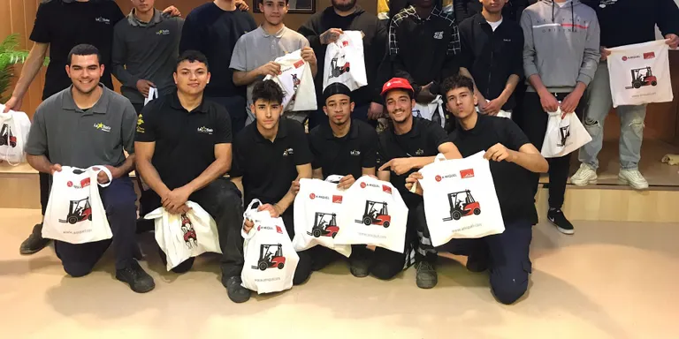 Alumnes de La Salle La Seu participen en un esdeveniment per practicar les habilitats en automoció