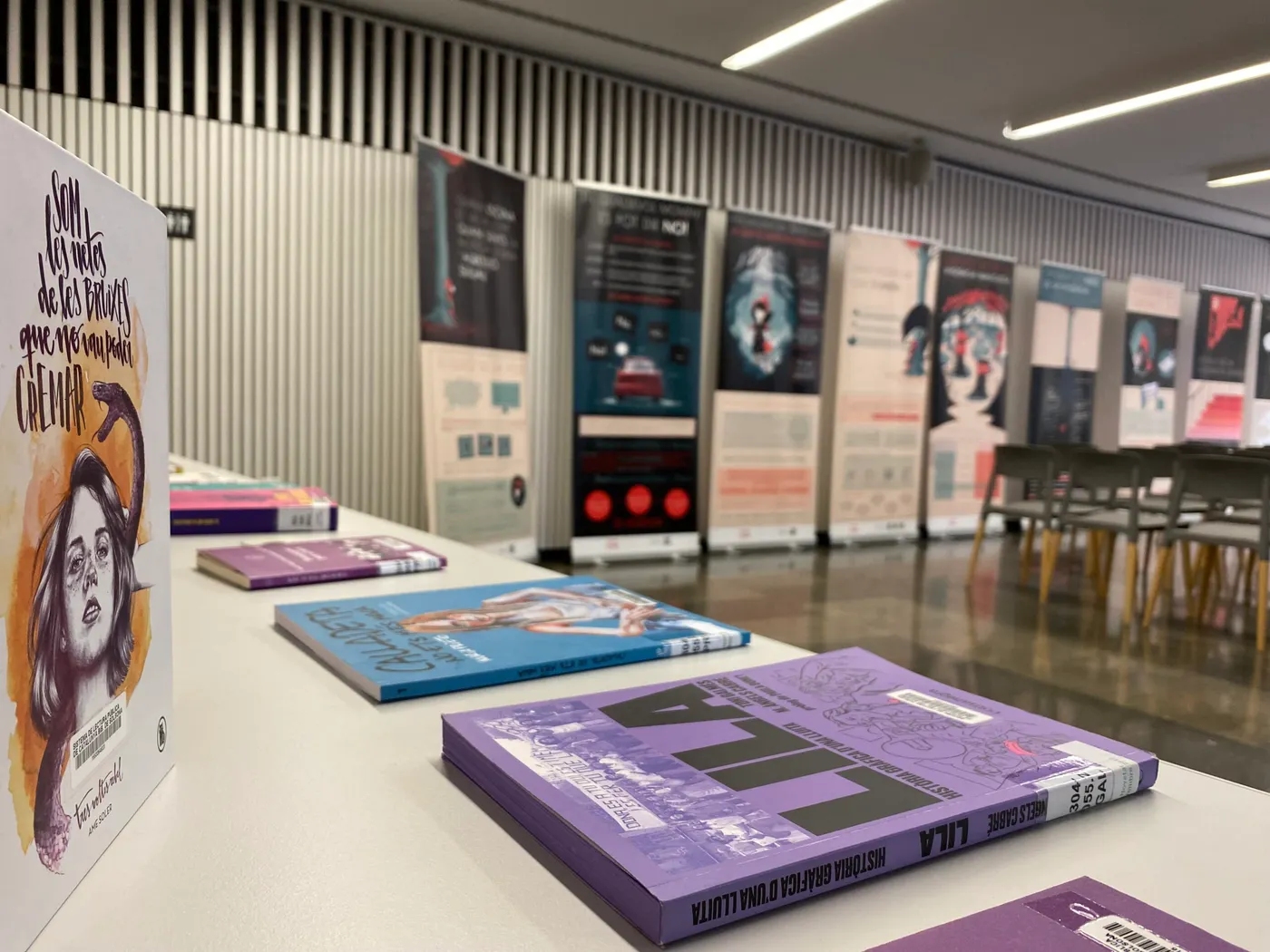 <strong>La biblioteca commemora el 8M amb una exposició juvenil per abordar les violències sexuals</strong>
