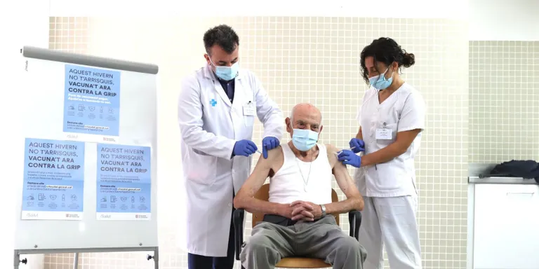El centre cívic Les Basses, primer punt de vacunació de la grip i de la tercera dosi de la Covid-19