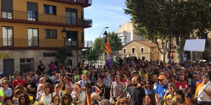 La plaça de l’Ajuntament s’ha omplert avui de gom a gom per escoltar un manifest a favor de l'1-O