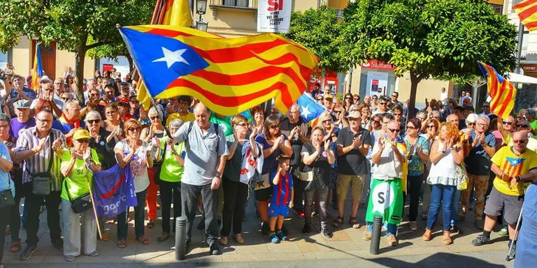 Cap a 200 pinedencs es sumen a la 'Marató per la democràcia'