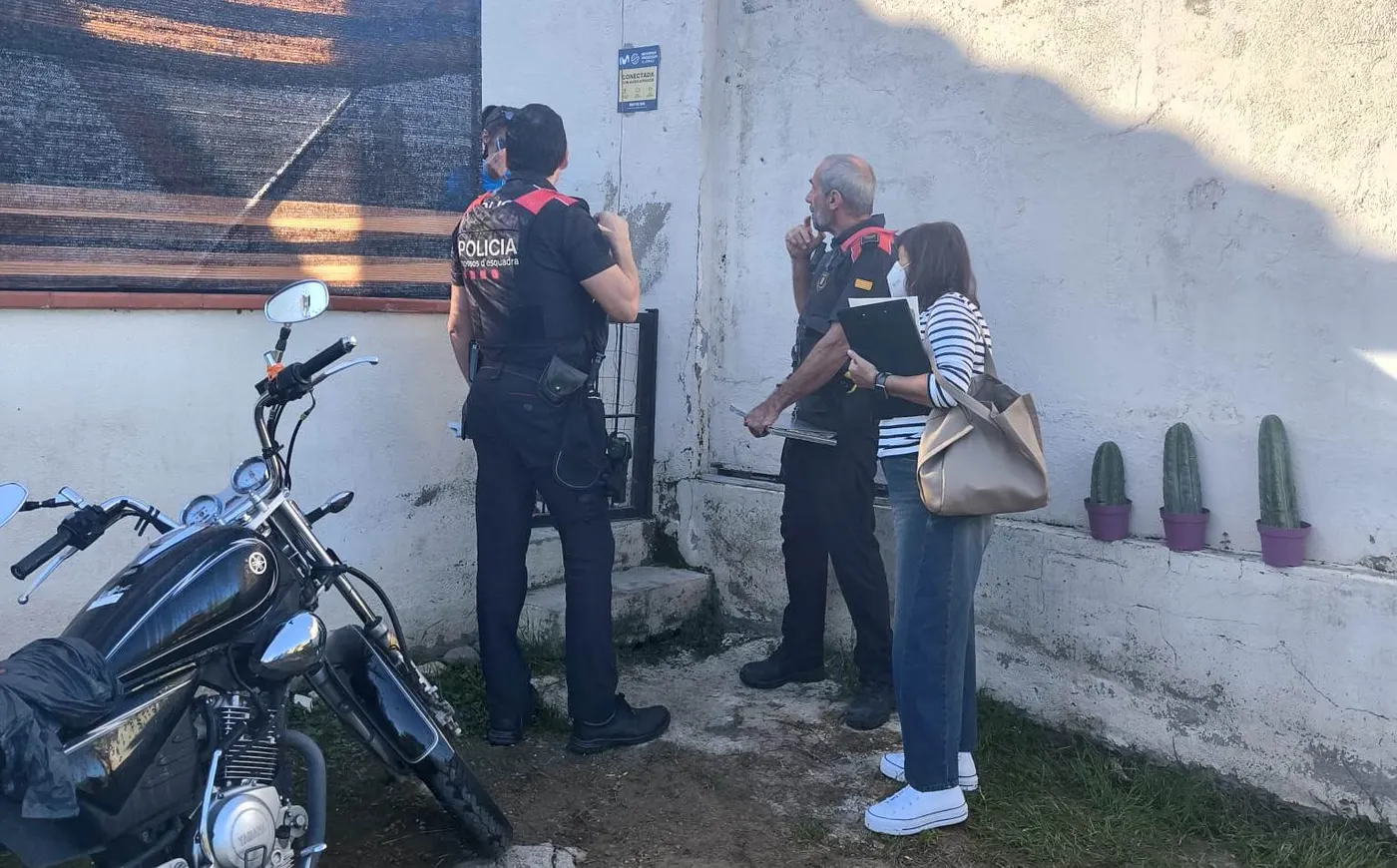 Desnonen una mare i el seu fill d’un habitatge de Gallecs