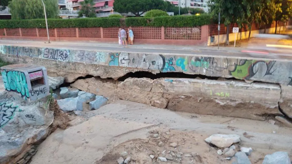 Tallats al trànsit els dos carrils de la Ronda Vilassar entre Maria Vidal i N-II