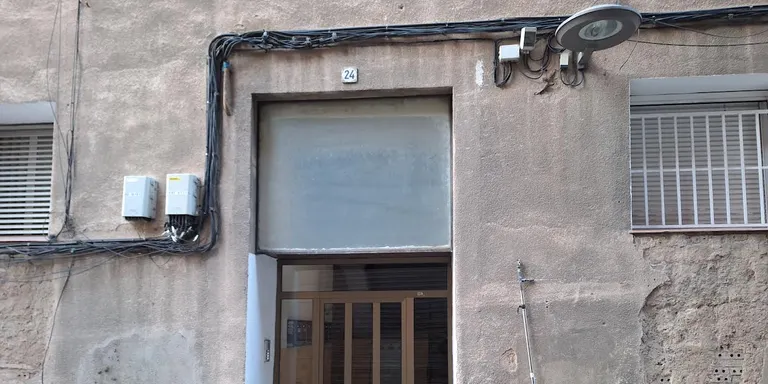 Una part del veïnat de l’edifici esfondrat de la Muralla del Castell torna a casa seva