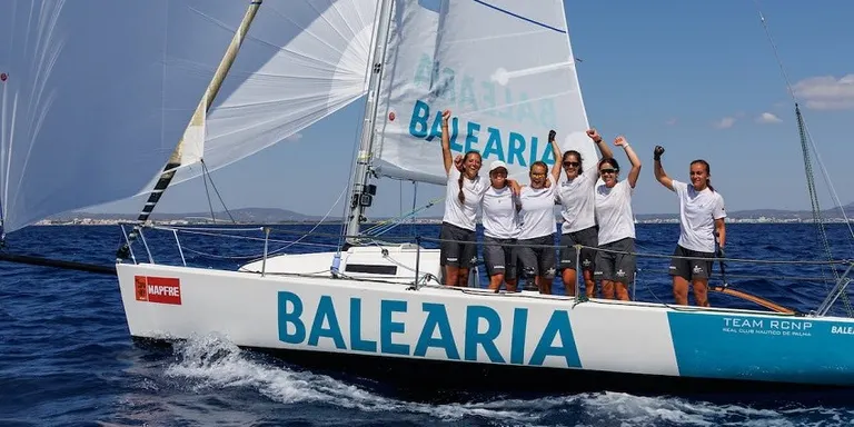 Miriam Oliva, Alberto Guillén i Món Cañellas, regatistes del CNCB, fan pòdium a la 40a Copa del Rey Mapfre