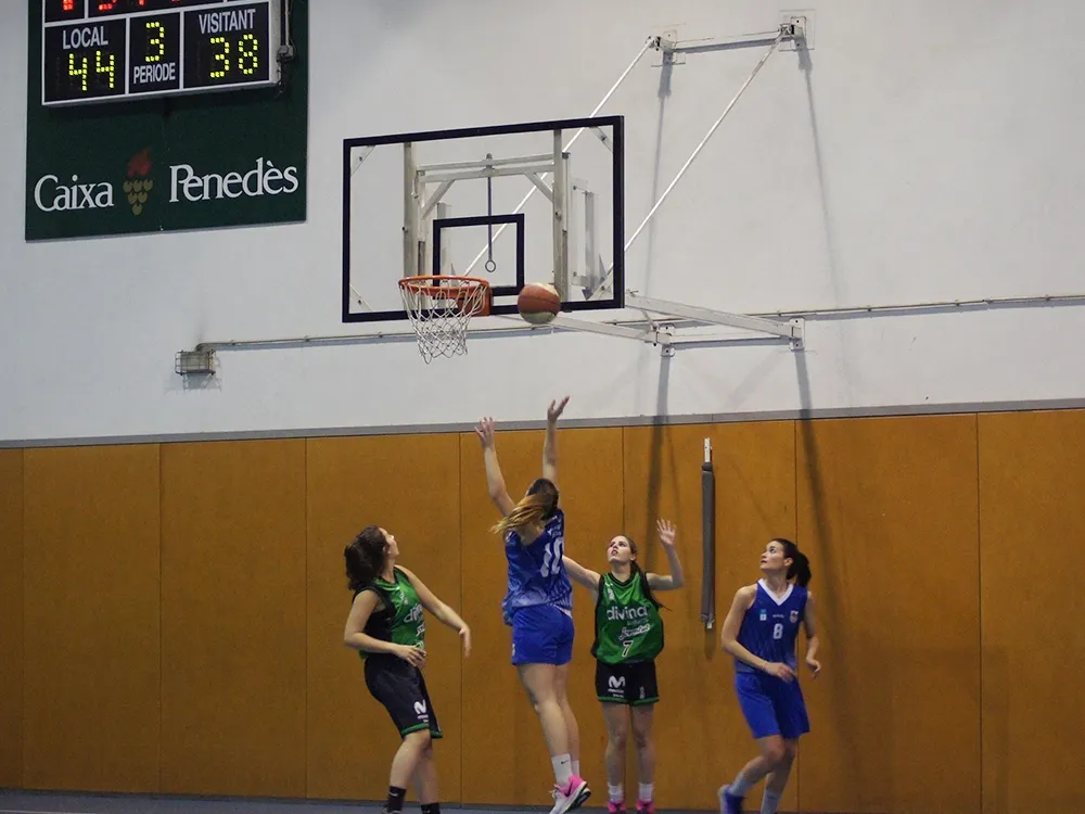 Fins aquí (final del tercer quart) tot bé per a un equip femení del CEB que a l'últim es va enfonsa